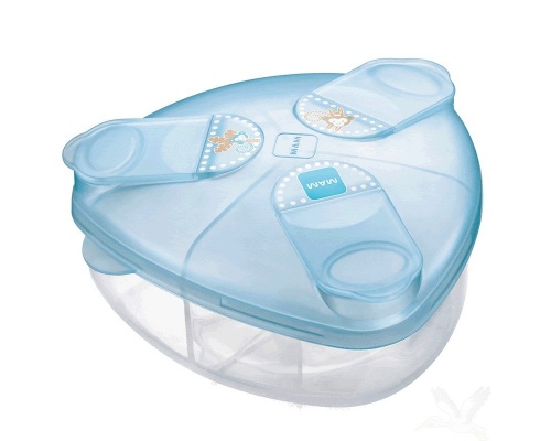 Mam Milk Powder Box - Δοχείο για σκόνη γάλακτος, για μωρά 0+ μηνών , Tριγωνικό σχήμα για εύκολο γέμισμα των μπιμπερό 3 θήκες για πολύ μεγάλες μερίδες, Καπάκι που δε στάζει χρώματος μπλέ 1 τμχ   Mam Milk Powder Box - Δοχείο για σκόνη γάλακτος, για μωρά 0+ μηνών , Tριγωνικό σχήμα για εύκολο γέμισμα των μπιμπερό 3 θήκες για πολύ μεγάλες μερίδες, Καπάκι που δε στάζει χρώματος μπλέ 1 τμχ