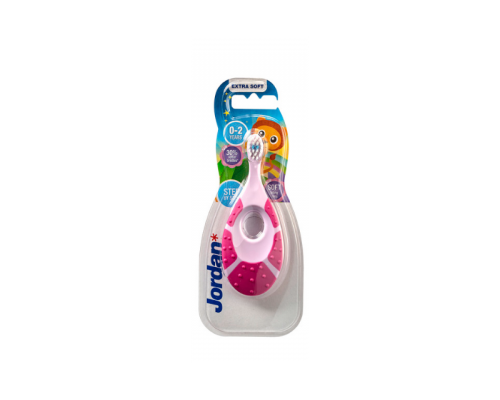 Jordan AS Oral care Step by Step 0-2 Οδοντόβουρτσα με μασητικό για τα ούλα βρεφικής ηλικίας χρώμα ρόζ - φούξια 1 τμχ  Jordan AS Oral care Step by Step 0-2 Οδοντόβουρτσα με μασητικό για τα ούλα βρεφικής ηλικίας χρώμα ρόζ - φούξια 1 τμχ