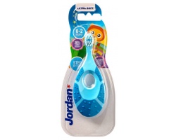 Jordan AS Oral care Step by Step 0-2 Οδοντόβουρτσα με μασητικό για τα ούλα βρεφικής ηλικίας χρώμα γαλάζιο 1 τμχ Jordan AS Oral care Step by Step 0-2 Οδοντόβουρτσα με μασητικό για τα ούλα βρεφικής ηλικίας χρώμα γαλάζιο 1 τμχ