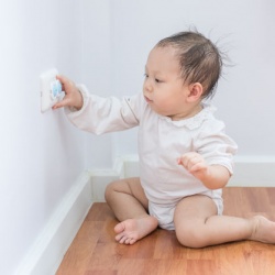 Προστατευτικά πόρτας, πρίζας, κρεβατιού και γωνιών