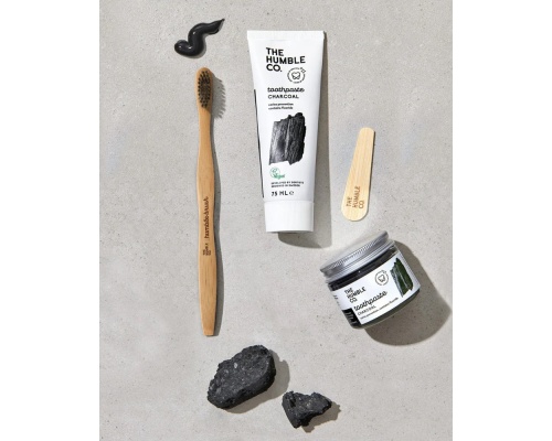 THE HUMBLE CO. Humble Brush Οδοντόβουρτσα Μαλακή Εμποτισμένη με Ενεργό Άνθρακα Ενηλίκων Μαύρη, 1τμχ THE HUMBLE CO. Humble Brush Οδοντόβουρτσα Μαλακή Εμποτισμένη με Ενεργό Άνθρακα Ενηλίκων Μαύρη, 1τμχ
