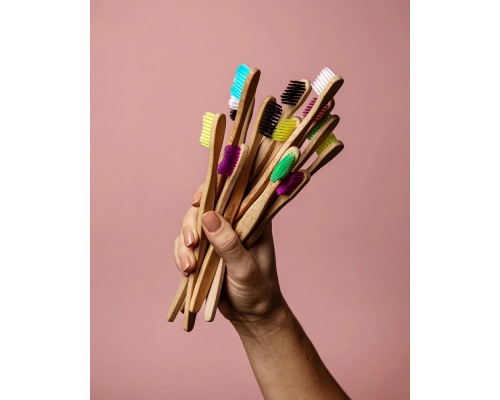 THE HUMBLE CO. Humble Brush Bamboo Οδοντόβουρτσα για Ευαίσθητα Δόντια & Ούλα Ενηλίκων Μωβ, 1 τεμάχιο THE HUMBLE CO. Humble Brush Bamboo Οδοντόβουρτσα για Ευαίσθητα Δόντια & Ούλα Ενηλίκων Μωβ, 1 τεμάχιο